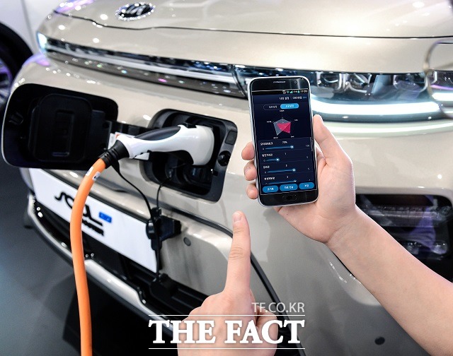 현대기아자동차가 스마트폰으로 전기차의 성능을 자유롭게 조절할 수 있는 모바일 기반 전기차 튠업 기술을 세계 최초로 개발했다고 22일 밝혔다. /현대기아자동차 제공