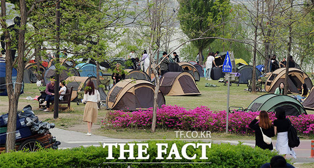 여의도한강공원 이곳은 오후 4시가 넘어가면서 텐트 이용객이 기하급수적으로 늘었습니다.