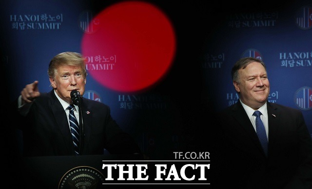 미국은 북미 간 비핵화 협상에 대해 급할 것이 없다는 태도다. 경제 제재 속 경제난을 겪는 북한이 더 다급해 보인다. 2월 28일 오후 베트남 하노이 JW메리어트 호텔에서 제2차 북미정상회담 결과에 관해 브리핑하는 도널드 트럼프(왼쪽) 미국 대통령. 오른쪽은 비핵화 협상 핵심 인물인 마이크 폼페이오 미 국무장관. /임세준 기자