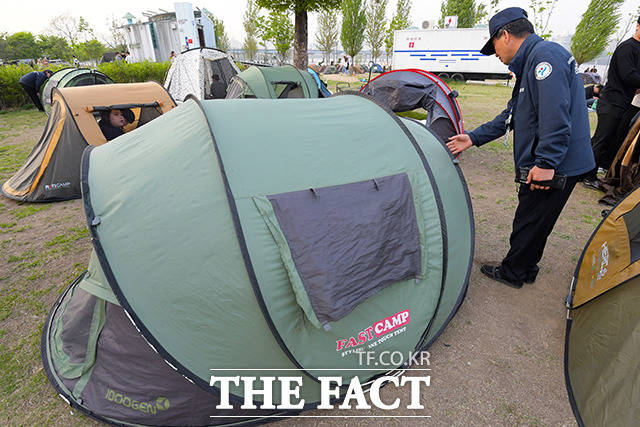 문을 꽁꽁 닫은 밀실 텐트는 단속반의 눈을 피해갈 수 없습니다.