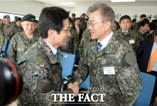 지난 2017년 경기 포천 승진훈련장에서 열린 2017 통합화력격멸훈련을 참관 후 당시 대통령 권한대행 황교안 국무총리와 문재인 더불어민주당 대선후보가 악수하고 있다. /임영무 기자