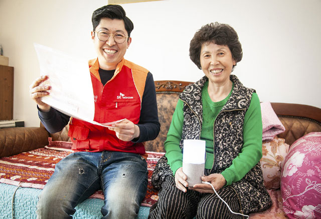 SK텔레콤은 독거 노인 대상 ICT 돌봄 서비스 시범 사업을 시행한다. 또 이를 주관할 ICT 케어 센터를 최근 서울 성동구에 개소했다. /SK텔레콤 제공