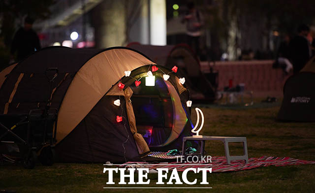 밤을 대비해 전구를 달아놓은 텐트까지 존재했습니다.