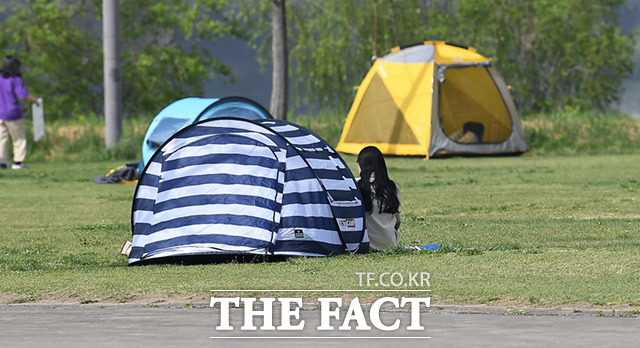 텐트 이용 규칙이 있음에도 불구하고 공원 곳곳에는 규정 위반 텐트가 존재했습니다. 2면 이상 개방하지 않은 텐트는 물론이고요...
