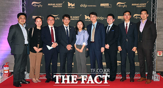 김남영 미래에셋대우 대표(왼쪽에서 여덟번째)와 김택원 아이엠폼 대표(왼쪽에서 아홉번째)가 내빈들과 기념촬영을 하고 있다.