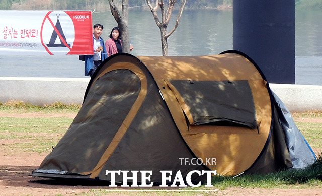 하지만! 이곳에서도 2면 이상 개방하지 않은 불량 텐트는 쉽게 발견됐습니다.