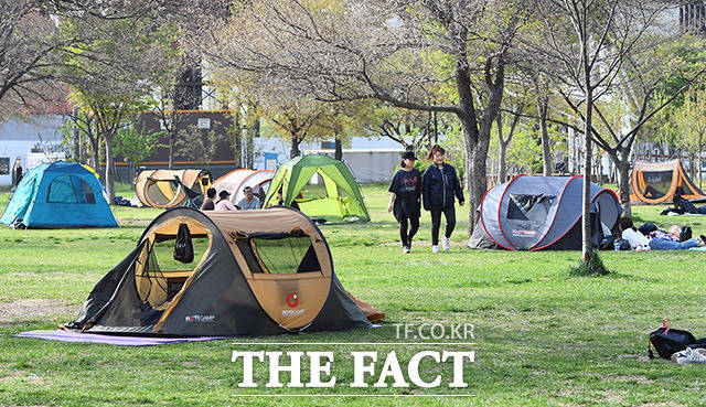망원한강공원 이곳에도 역시 더위를 피하기 위한 텐트들이 가득합니다.