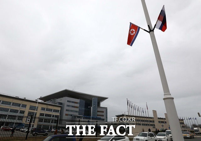 북-러 정상회담을 앞둔 23일 오후(현지시각) 러시아 블라디보스토크 극동연방대학교 인근 도로에 북한 인공기와 러시아 국기가 걸려 있다. /뉴시스