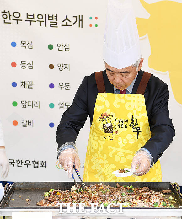 한우 스테이크 굽는 김홍길 전국한우협회 회장