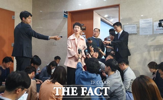 이언주 바른미래당 의원은 23일 당의 패스트트랙 가결에 반발 탈당을 선언했다. 이 의원이 탈당 선언 후 취재진의 질문에 답하고 있다. /국회=허주열 기자