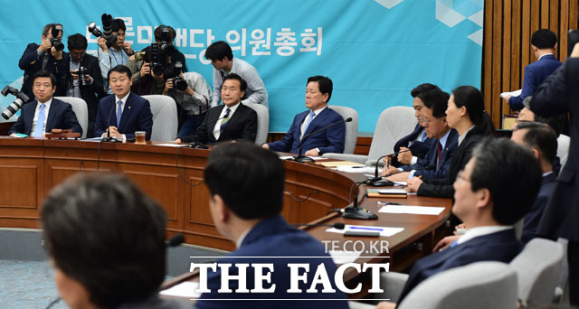 바른미래당은 이날 오전부터 3시간 50분여간의 의총 끝에 선거제 개혁과 공수처 법안, 검·경 수사권 조정을 패스트트랙 안건으로 지정하는 여야 4당의 합의안을 추인했다. /뉴시스