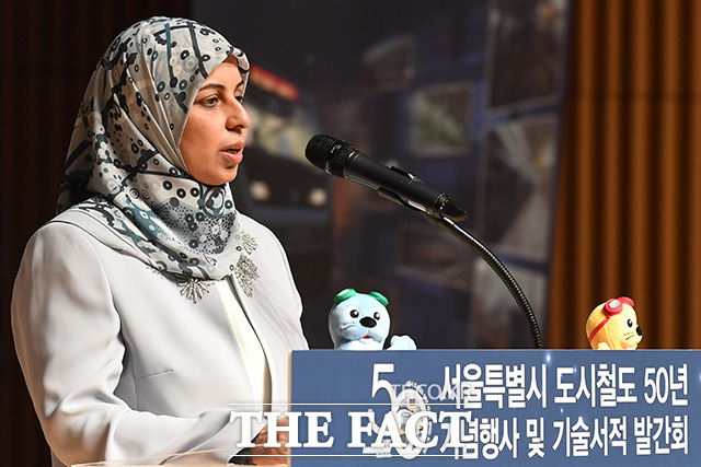 축사하는 바스마 다힐 압둘자흐라 아셀미 바스라주의회 기획위원장