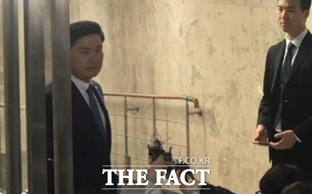 지상욱 바른미래당 의원이 23일 당 의원총회에 들어가기 전 만난 취재진에게 김관영 원내대표를 바른미래당 원내대표로 생각하지 않겠다. 사퇴를 요구하겠다고 말하고 있다. 바른미래당은 이날 오전 의총에서 선거제도 개편과 공수처 설치 등의 추인할 예정이다. /국회=문혜현 기자