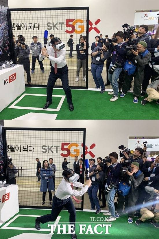 민원기 과학기술정보통신부 2차관이 24일 개최한 월드IT쇼에서 KT 부스를 방문해 VR 야구를 시연하고 있다. /코엑스=서민지 기자
