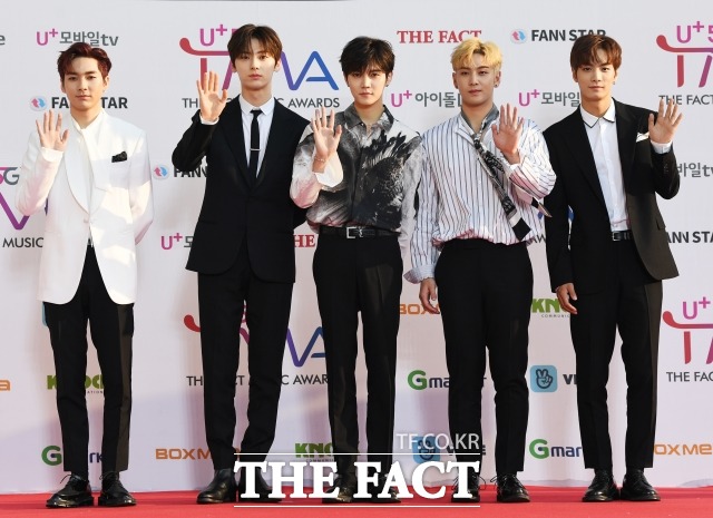 더팩트가 주최하고 팬앤스타(FAN N STAR)가 주관하는 U⁺5G 더팩트 뮤직 어워즈(U⁺5G THE FACT MUSIC AWARDS, TMA)에서 그룹 뉴이스트가 팬들에게 인사하고 있다. /배정한 기자