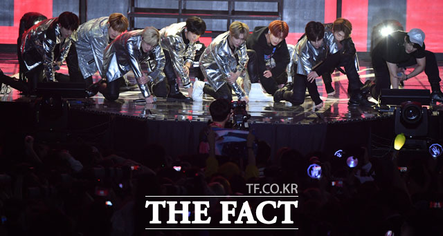 더팩트가 주최하고 팬앤스타(FAN N STAR)가 주관하는 U⁺5G 더팩트 뮤직 어워즈(U⁺5G THE FACT MUSIC AWARDS, TMA)가 24일 오후 인천광역시 남동구 남동체육관에서 열린 가운데 그룹 스트레이 키즈가 화려한 무대를 펼치고 있다./인천남동체육관=사진영상기획부