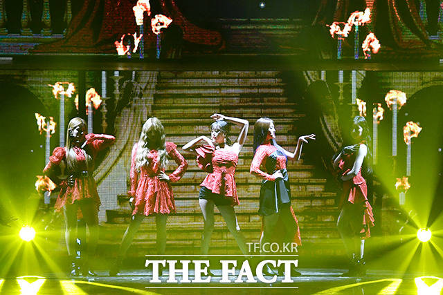 더팩트가 주최하고 팬앤스타(FAN N STAR)가 주관하는 U⁺5G 더팩트 뮤직 어워즈(U⁺5G THE FACT MUSIC AWARDS, TMA)가 24일 오후 인천광역시 남동구 남동체육관에서 열린 가운데 걸그룹 (여자) 아이들이 화려한 무대를 펼치고 있다.