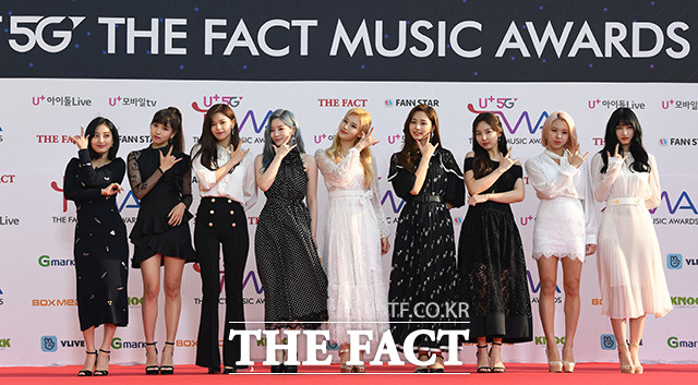 더팩트가 주최하고 팬앤스타(FAN N STAR)가 주관하는 U⁺5G 더팩트 뮤직 어워즈(U⁺5G THE FACT MUSIC AWARDS, TMA)가 24일 오후 인천광역시 남동구 남동체육관에서 열린 가운데 그룹 트와이스가 포토타임을 갖고 있다. /인천남동체육관=사진영상기획부
