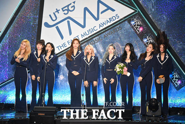 더팩트가 주최하고 팬앤스타(FAN N STAR)가 주관하는 U⁺5G 더팩트 뮤직 어워즈(U⁺5G THE FACT MUSIC AWARDS, TMA)가 24일 오후 인천광역시 남동구 남동체육관에서 열린 가운데 그룹 트와이스가 World Wide Icon상을 수상받고 소감을 말하고 있다./인천남동체육관=사진영상기획부