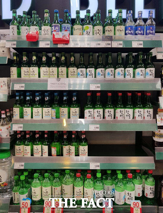 하이트진로는 내달 1일부터 참이슬 후레쉬와 참이슬 오리지널(360㎖)의 공장 출고가격을 병당 1015.70원에서 65.5원 오른 1081.2원으로 변경한다고 24일 밝혔다. /더팩트 DB