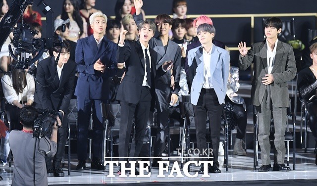 더팩트가 주최하고 팬앤스타(FAN N STAR)가 주관하는 U⁺5G 더팩트 뮤직 어워즈(U⁺5G THE FACT MUSIC AWARDS, TMA)가 24일 오후 인천광역시 남동구 남동체육관에서 열린 가운데 그룹 방탄소년단이 참석하고 있다. 팬들의 참여로 이뤄진 이번 ‘더팩트 뮤직 어워즈(TMA)’는 방탄소년단을 비롯해 트와이스, 레드벨벳, 마마무, 아이콘, 몬스타엑스, 스트레이 키즈, 더보이즈, 청하, 여자친구, 모모랜드, (여자)아이들, 슈퍼주니어, 뉴이스트 등 국내 최정상급 아티스트들이 출연했다. 방송인 전현무와 소녀시대 서현이 진행을 맡은 이번 행사는 오후 7시부터 KBS Joy와 KBS W 채널, U⁺아이돌Live, U⁺모바일tv 등을 통해 생중계된다. /인천남동체육관=임세준 기자