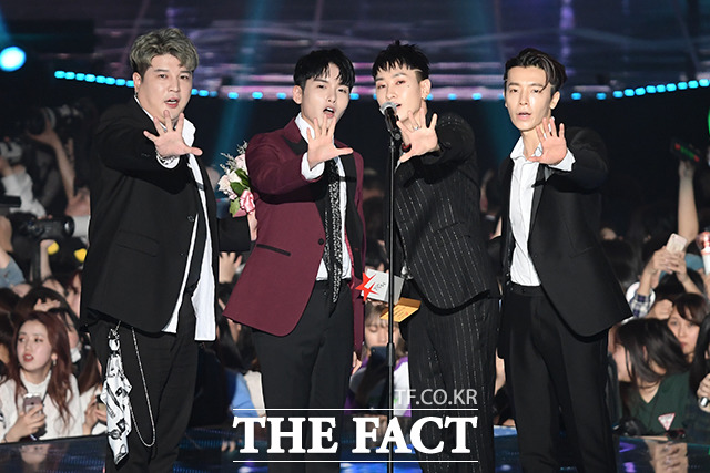 더팩트가 주최하고 팬앤스타(FAN N STAR)가 주관하는 U⁺5G 더팩트 뮤직 어워즈(U⁺5G THE FACT MUSIC AWARDS, TMA)가 24일 오후 인천광역시 남동구 남동체육관에서 열린 가운데 그룹 슈퍼주니어가 팬앤스타 초이스 가수부문과 팬앤스타 최다 투표상 가수부문을 수상하고 있다. /이선화 기자