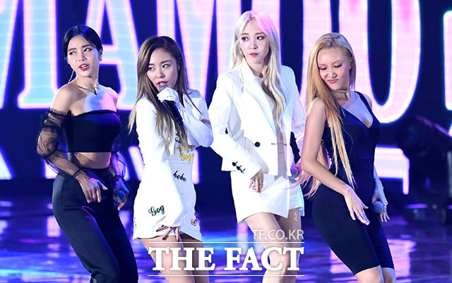 더팩트가 주최하고 팬앤스타(FAN N STAR)가 주관하는 U⁺5G 더팩트 뮤직 어워즈(U⁺5G THE FACT MUSIC AWARDS, TMA)가 24일 오후 인천광역시 남동구 남동체육관에서 열린 가운데 걸그룹 마마무가 화려한 무대를 펼치고 있다. /임세준 기자