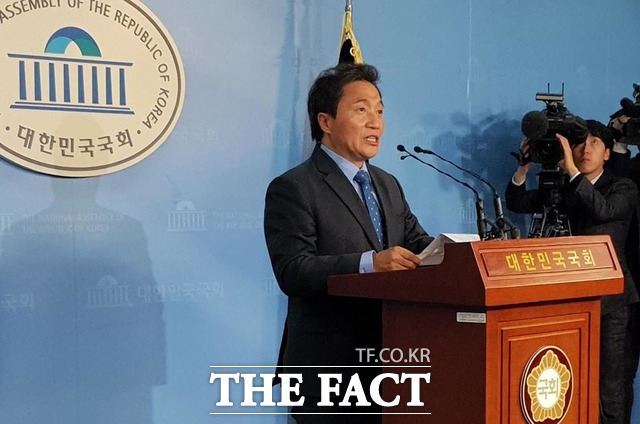 이언주 의원에 앞서 자유한국당에 복당한 이학재 한국당 의원은 지금은 선거제 패스트트랙 논의로 당장 입당을 논의하긴 어렵다고 밝혔다. /이원석 기자