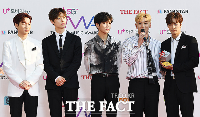 U⁺5G 더팩트 뮤직 어워즈(U⁺5G THE FACT MUSIC AWARDS, TMA)가 24일 오후 7시 인천광역시 남동구 남동체육관에서 열린 가운데 그룹 뉴이스트가 팬앤스타 명예의 전당 가수 부문을 수상한 뒤 소감을 밝히고 있다. /인천남동체육관=배정한 기자