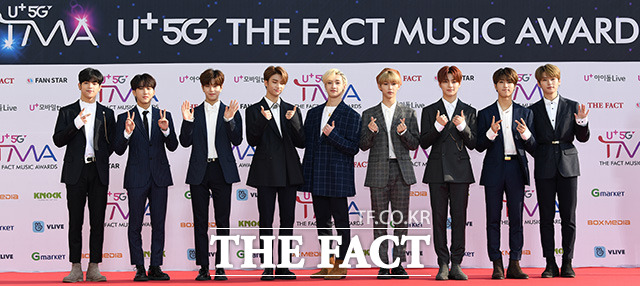 더팩트가 주최하고 팬앤스타(FAN N STAR)가 주관하는 U⁺5G 더팩트 뮤직 어워즈(U⁺5G THE FACT MUSIC AWARDS, TMA)가 24일 오후 인천광역시 남동구 남동체육관에서 열린 가운데 그룹 스트레이키즈가 포토타임을 갖고 있다. /인천남동체육관=사진영상기획부