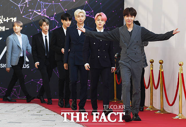 방탄소년단이 U⁺5G 더팩트 뮤직 어워즈 레드카펫을 밟고 들어오고 있다. /남용희 기자