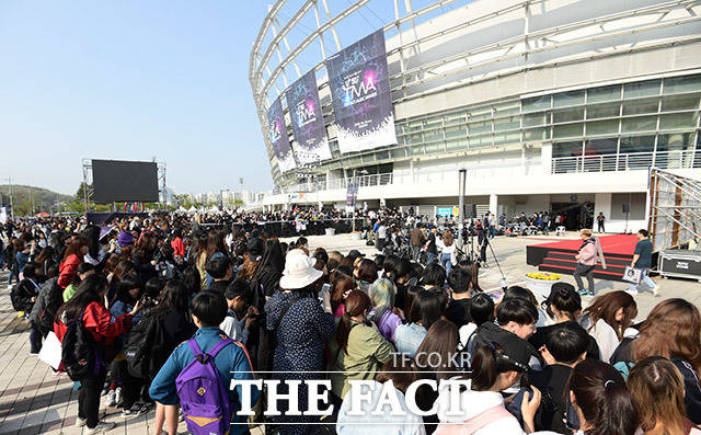더팩트가 주최하고 팬앤스타(FAN N STAR)가 주관하는 U⁺5G 더팩트 뮤직 어워즈(U⁺5G THE FACT MUSIC AWARDS, TMA)가 24일 오후 인천광역시 남동구 남동체육관에서 열린 가운데 많은 팬들이 입장을 기다리고 있다. /인천남동체육관=사진영상기획부