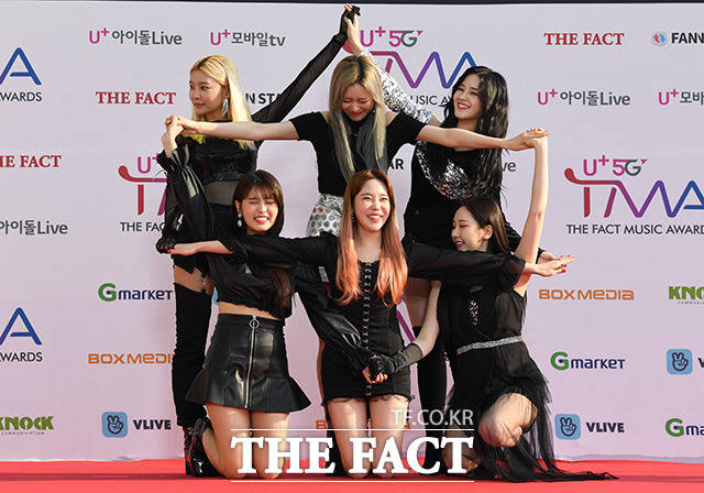 더팩트가 주최하고 팬앤스타(FAN N STAR)가 주관하는 U⁺5G 더팩트 뮤직 어워즈(U⁺5G THE FACT MUSIC AWARDS, TMA)가 24일 오후 인천광역시 남동구 남동체육관에서 열린 가운데 그룹 모모랜드가 포토타임을 갖고 있다. /인천남동체육관=사진영상기획부