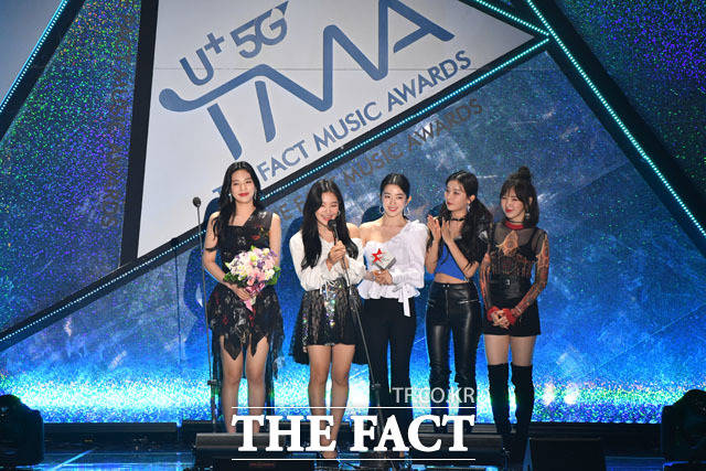 U⁺5G 더팩트 뮤직 어워즈(U⁺5G THE FACT MUSIC AWARDS, TMA)가 24일 오후 인천광역시 남동구 남동체육관에서 열린 가운데 그룹 레드벨벳이 올해의 Artist상을 수상하고 소감을 말하고 있다. /남윤호 기자