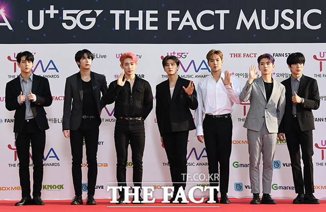 더팩트가 주최하고 팬앤스타(FAN N STAR)가 주관하는 U⁺5G 더팩트 뮤직 어워즈(U⁺5G THE FACT MUSIC AWARDS, TMA)가 24일 오후 인천광역시 남동구 남동체육관에서 열린 가운데 그룹 몬스타엑스가 포토타임을 갖고 있다./ 인천남동체육관=사진영상기획부