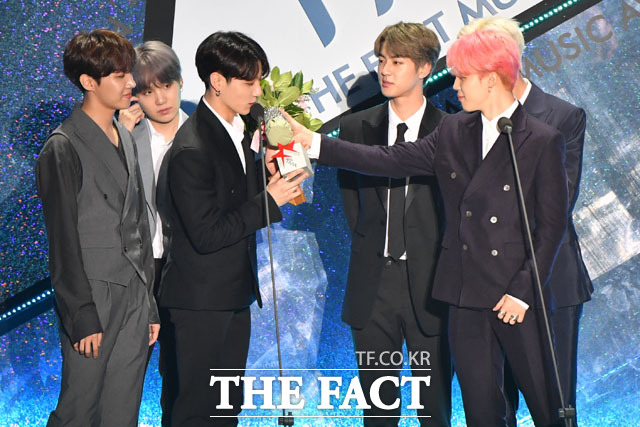방탄소년단이 TMA에 참석해 U⁺아이돌 Live 인기상을 받았다. 소감으로는 아미를 언급하며 애정을 드러냈다. /남윤호 기자