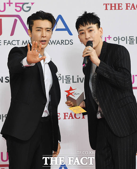 더팩트가 주최하고 팬앤스타(FAN N STAR)가 주관하는 U⁺5G 더팩트 뮤직 어워즈(U⁺5G THE FACT MUSIC AWARDS, TMA)가 24일 오후 인천광역시 남동구 남동체육관에서 열린 가운데 그룹 슈퍼주니어가 팬앤스타 명예의 전당 가수 부문을 수상하고 있다. /배정한 기자