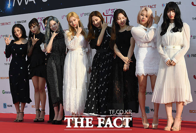 더팩트가 주최하고 팬앤스타(FAN N STAR)가 주관하는 U⁺5G 더팩트 뮤직 어워즈(U⁺5G THE FACT MUSIC AWARDS, TMA)가 24일 오후 인천광역시 남동구 남동체육관에서 열린 가운데 걸그룹 트와이스가 포토타임을 갖고 있다. /이새롬 기자