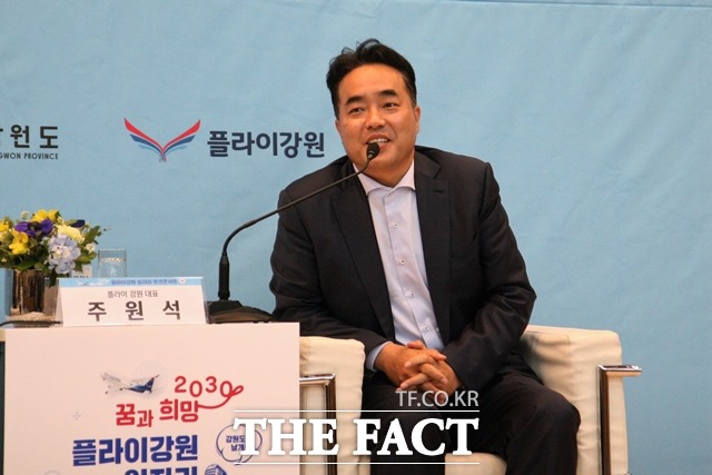 주원석 플라이강원 대표는 준비된 로드맵에 따라 기재도입, 인력충원, 시스템 구축 및 해외노선 개설 등 이륙 준비에 만전을 기할 것이라고 밝혔다. 사진은 지난 7일 강원대학교에서 열린 플라이강원 일자리 토크쇼에 참석한 주 대표 모습. /뉴시스
