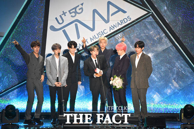 베스트 앨범상을 받은 그룹 방탄소년단이 팬들에게 공을 돌렸다. /임세준 기자