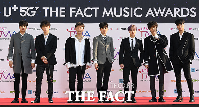 더팩트가 주최하고 팬앤스타(FAN N STAR)가 주관하는 U⁺5G 더팩트 뮤직 어워즈(U⁺5G THE FACT MUSIC AWARDS, TMA)가 24일 오후 인천광역시 남동구 남동체육관에서 열린 가운데 그룹 아이콘이 포토타임을 갖고 있다. /인천남동체육관=사진영상기획부