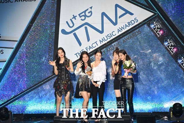 레드벨벳이 U⁺5G 더팩트 뮤직 어워즈 World Wide Icon 상을 받은 뒤 팬들과 인사하고 있다. /임세준 기자