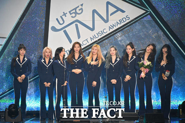 더팩트가 주최하고 팬앤스타(FAN N STAR)가 주관하는 U⁺5G 더팩트 뮤직 어워즈(U⁺5G THE FACT MUSIC AWARDS, TMA)가 24일 오후 인천광역시 남동구 남동체육관에서 열린 가운데 그룹 트와이스가 올해의 Artist상을 받아 팬클럼 원스에게 감사 인사를 남겼다. /남용희 기자