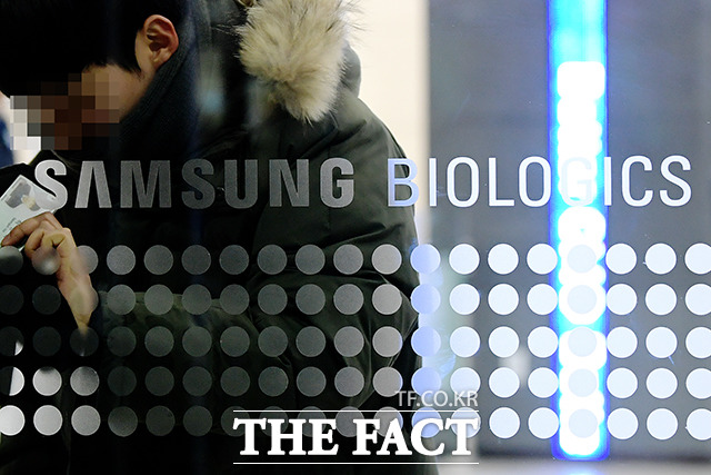 검찰이 삼성바이오로직스의 분식회계 의혹과 관련해 최근 자회사인 삼성바이오에피스의 고한승 대표를 소환 조사했다. 지난해 12월 13일 오후 인천시 연수구 송도바이오대로 삼성바이오로직스에서 직원들이 로비를 지나가고 있다. /더팩트 DB
