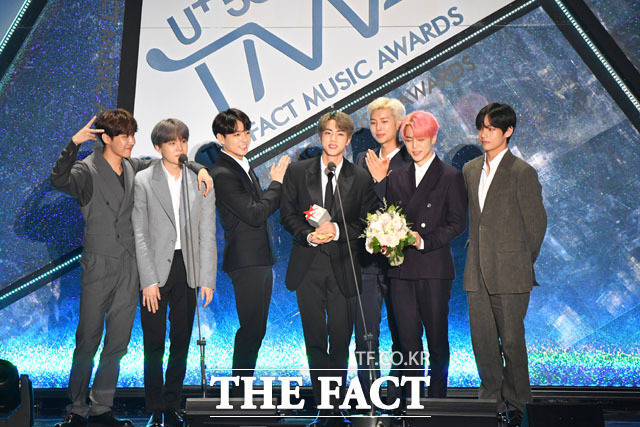 U⁺5G 더팩트 뮤직 어워즈(U⁺5G THE FACT MUSIC AWARDS, TMA)가 24일 오후 인천광역시 남동구 남동체육관에서 열린 가운데 그룹 방탄소년단이 올해의 아티스트상을 수상받고 소감을 말하고 있다. /남윤호 기자