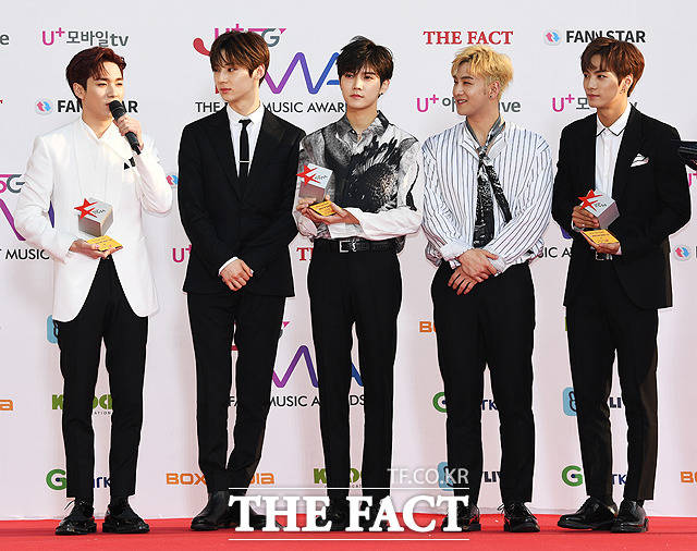 더팩트가 주최하고 팬앤스타(FAN N STAR)가 주관하는 U⁺5G 더팩트 뮤직 어워즈(U⁺5G THE FACT MUSIC AWARDS, TMA)가 24일 오후 인천광역시 남동구 남동체육관에서 열린 가운데 그룹 뉴이스트가 팬앤스타 명예의전당을 수상한 뒤 소감을 밝히고 있다. /배정한 기자