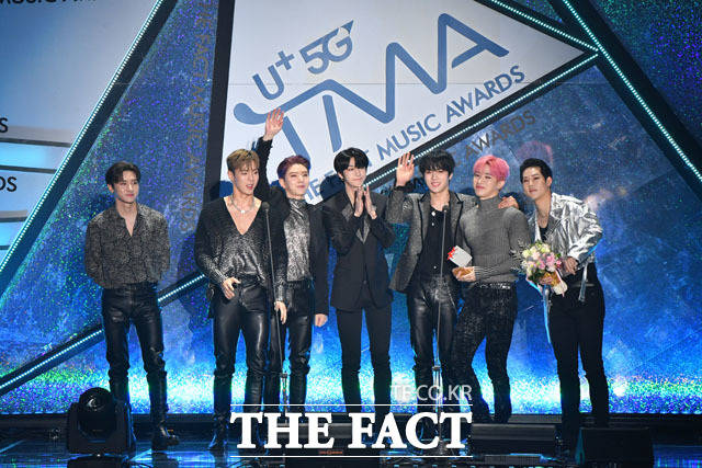 더팩트가 주최하고 팬앤스타(FAN N STAR)가 주관하는 U⁺5G 더팩트 뮤직 어워즈(U⁺5G THE FACT MUSIC AWARDS, TMA)가 24일 오후 인천광역시 남동구 남동체육관에서 열린 가운데 그룹 몬스타엑스가 올해의 베스트퍼포머상을 수상하고 소감을 말하고 있다. /인천남동체육관=남윤호 기자