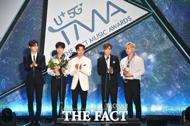 더팩트가 주최하고 팬앤스타(FAN N STAR)가 주관하는 U⁺5G 더팩트 뮤직 어워즈(U⁺5G THE FACT MUSIC AWARDS, TMA)가 24일 오후 인천광역시 남동구 남동체육관에서 열린 가운데 그룹 뉴이스트가 올해의 Artist상을 수상하고 있다. /남윤호 기자