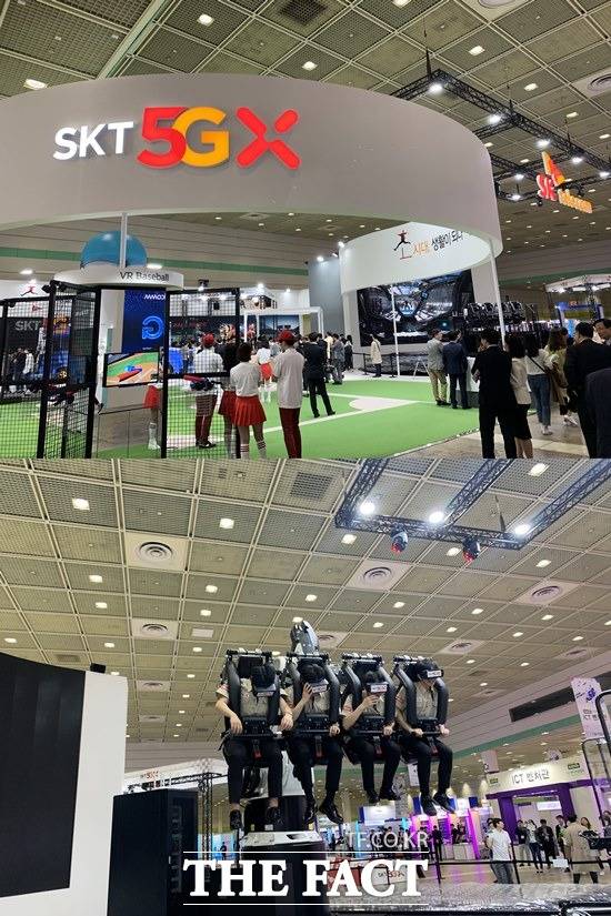 SK텔레콤은 코엑스 C홀에 전시관을 마련했다. 월드IT쇼 SK텔레콤 부스(위)와 전시관 내 마련된 VR 게임을 즐기는 모습. /코엑스=서민지 기자