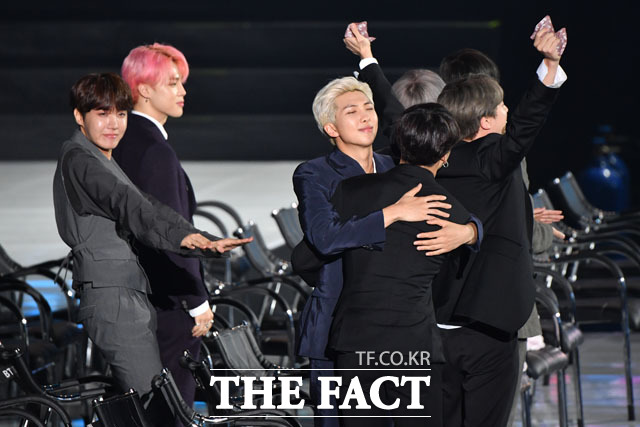 그룹 방탄소년단이 베스트 앨범상을 받고 기쁨을 감추지 못했다. /임세준 기자